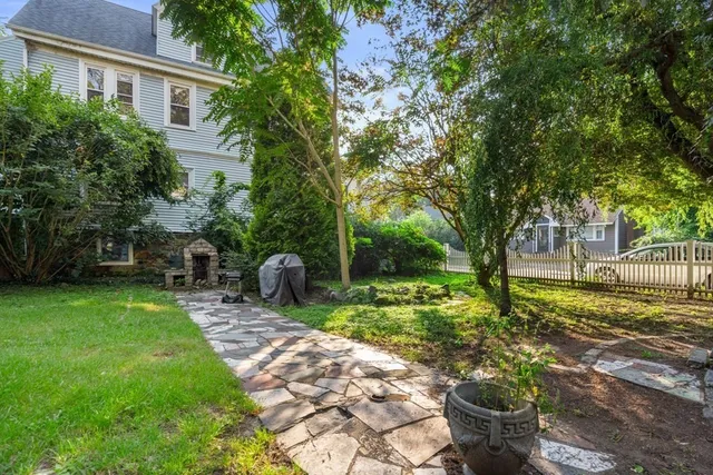 $2,600 | 193 Florence Street, Unit 1L, Boston, MA 02131