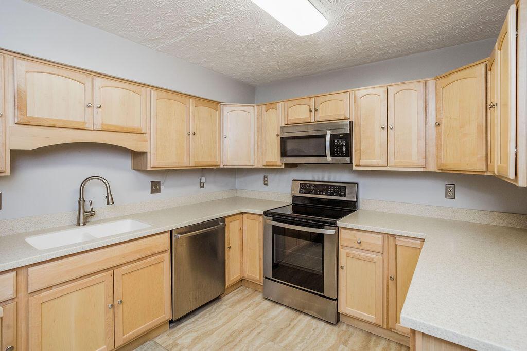 3965 Karl Road, Unit 102 Columbus, OH 43224 - Photo 3 of 25 Kitchent