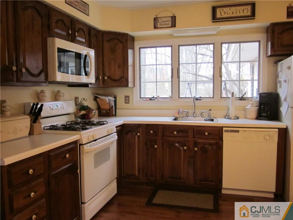 21 Calvin Road Kendall Park, NJ 08824 - Photo 5 of 10 Gallery Image 5