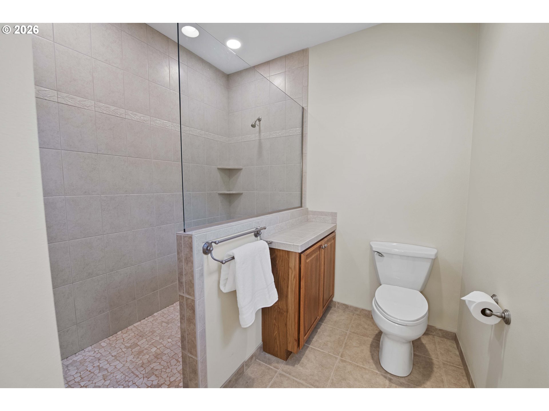 230 Round House Road Astoria, OR 97103 - Photo 25 of 43 a bathroom with a toilet and a shower
