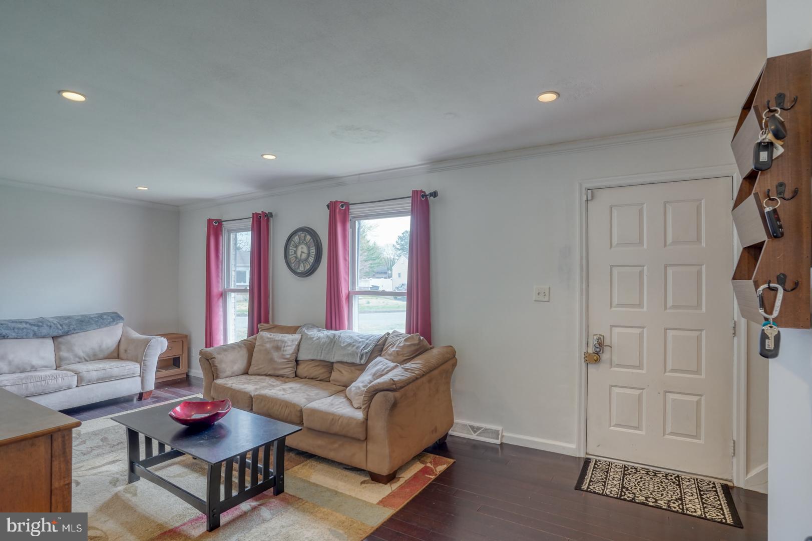 1245 Harrison Drive Dover, DE 19901 - Photo 27 of 47 a living room with furniture and a potted plant