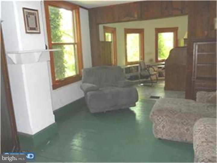 521 Sandy Bank Road Media, PA 19063 - Photo 3 of 15 Living Room