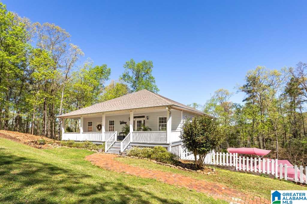 697 Ridgeway Circle Talladega, AL 35160 - Photo 4 of 44