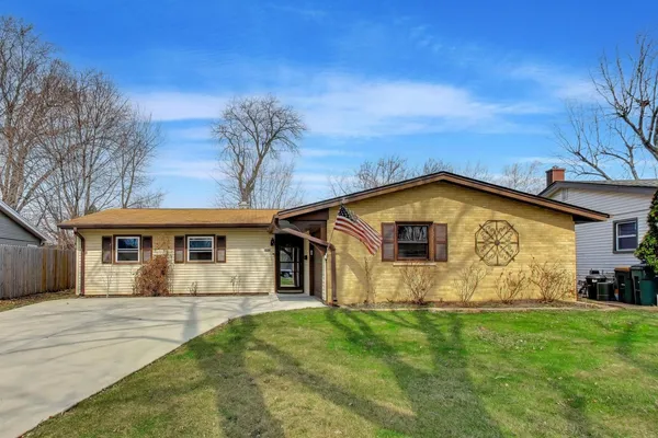 $359,900 | 1008 Woodland Drive, Wheeling, IL 60090