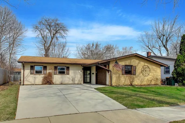 $359,900 | 1008 Woodland Drive, Wheeling, IL 60090