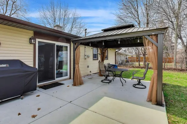 $359,900 | 1008 Woodland Drive, Wheeling, IL 60090
