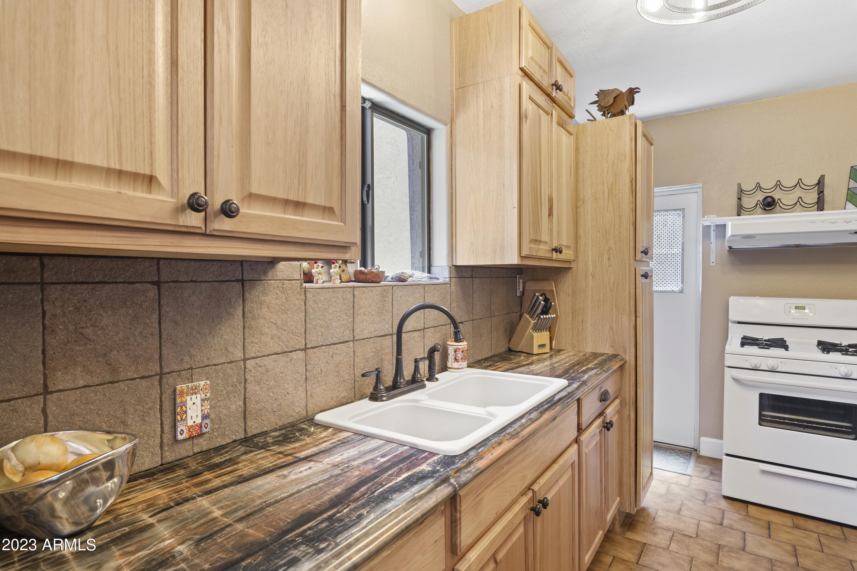 188 South Adonis Avenue Miami, AZ 85539 - Photo 11 of 31 Penney Parker 188 S Adonis (54)