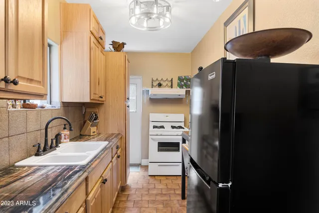 $1,650 | 188 South Adonis Avenue, Miami, AZ 85539