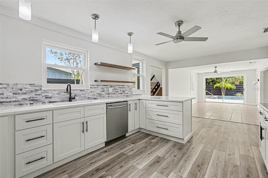 580 Russell Street Longboat Key, FL 34228 - Photo 14 of 35 Gallery Image 14