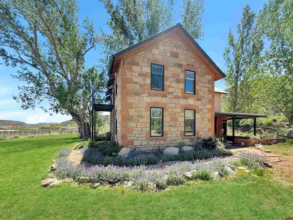 a view of a house with backyard and garden