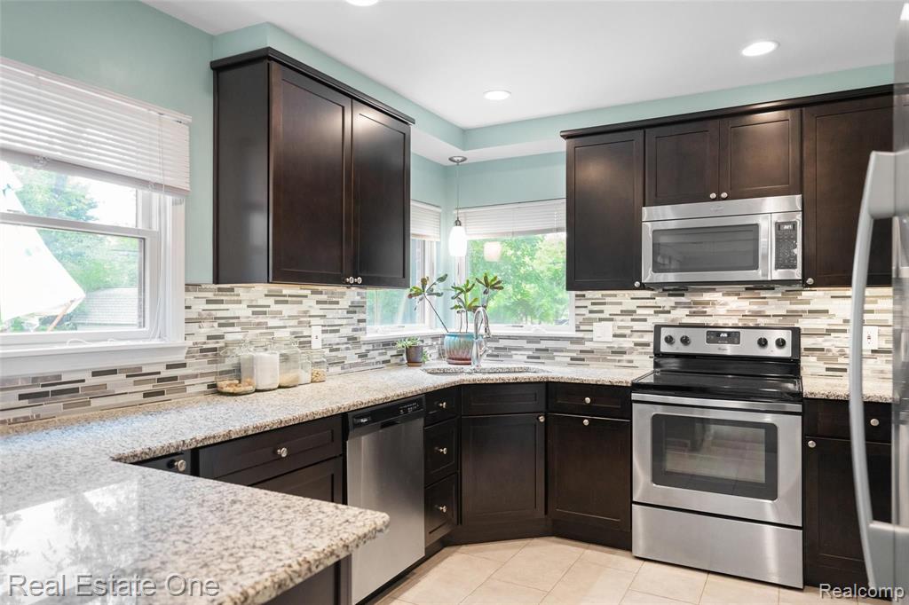 2470 West Tienken Road Rochester Hills, MI 48306 - Photo 9 of 31