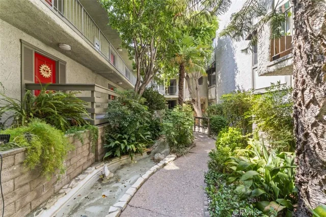 a view of entryway and kitchen