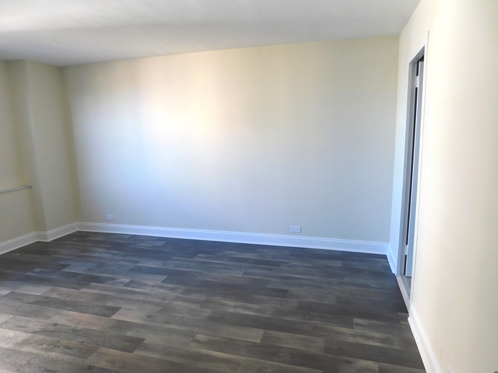 5701 North Sheridan Road, Unit 12L Chicago, IL 60660 - Photo 25 of 42 a view of an empty room and wooden floor