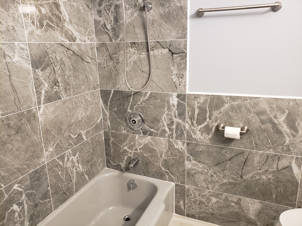 5701 North Sheridan Road, Unit 12L Chicago, IL 60660 - Photo 27 of 42 a bathroom with a bathtub and shower