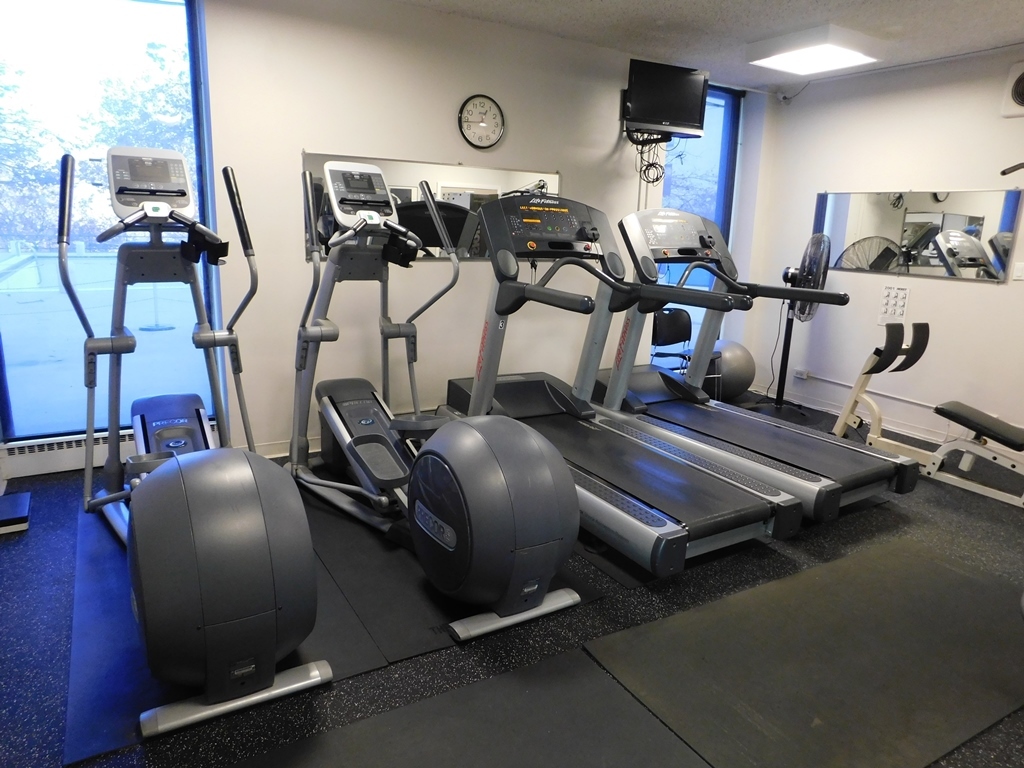 5701 North Sheridan Road, Unit 12L Chicago, IL 60660 - Photo 34 of 42 a room with gym equipment