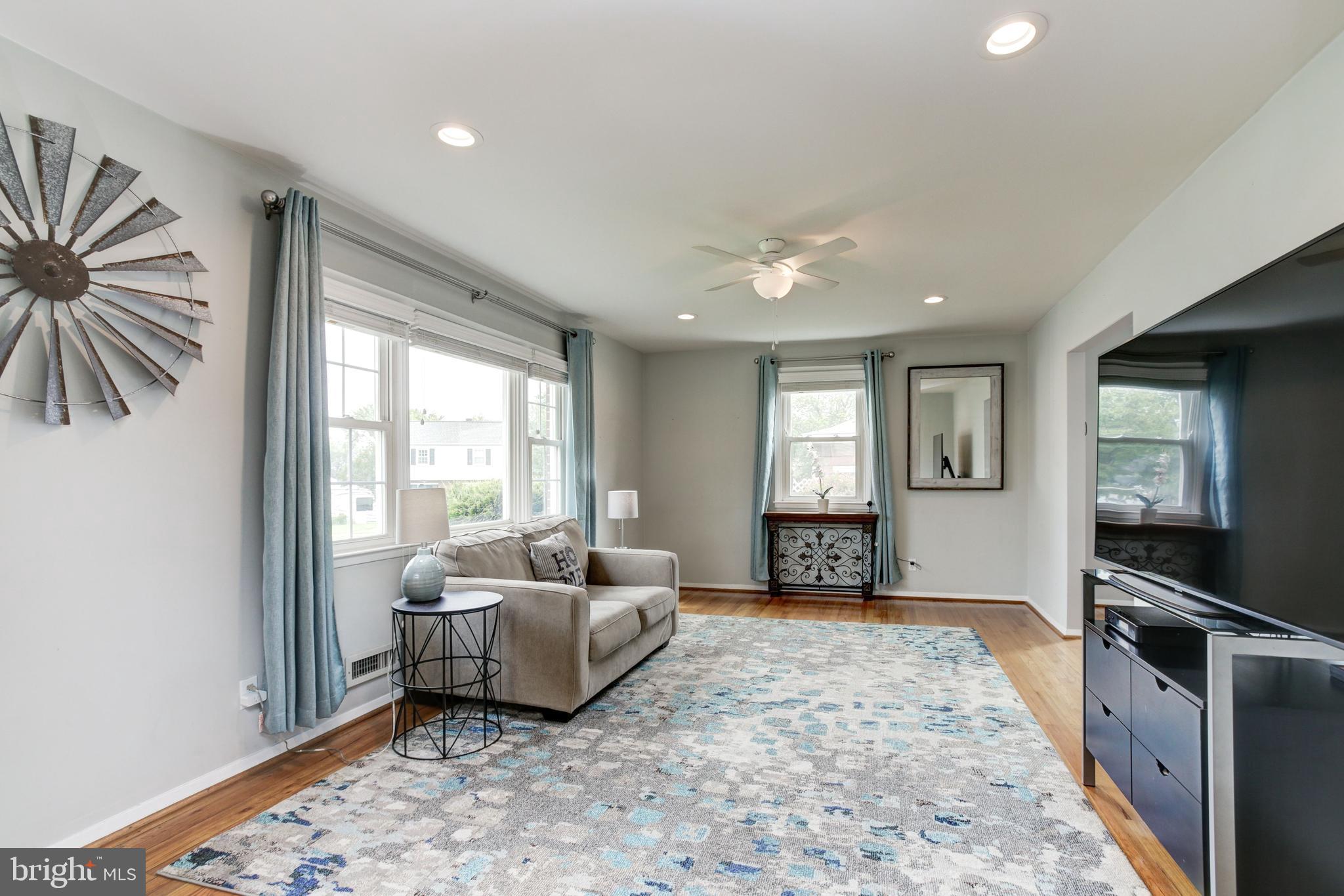 311 Ardmore Road Linthicum Heights, MD 21090 - Photo 5 of 33 Living Room