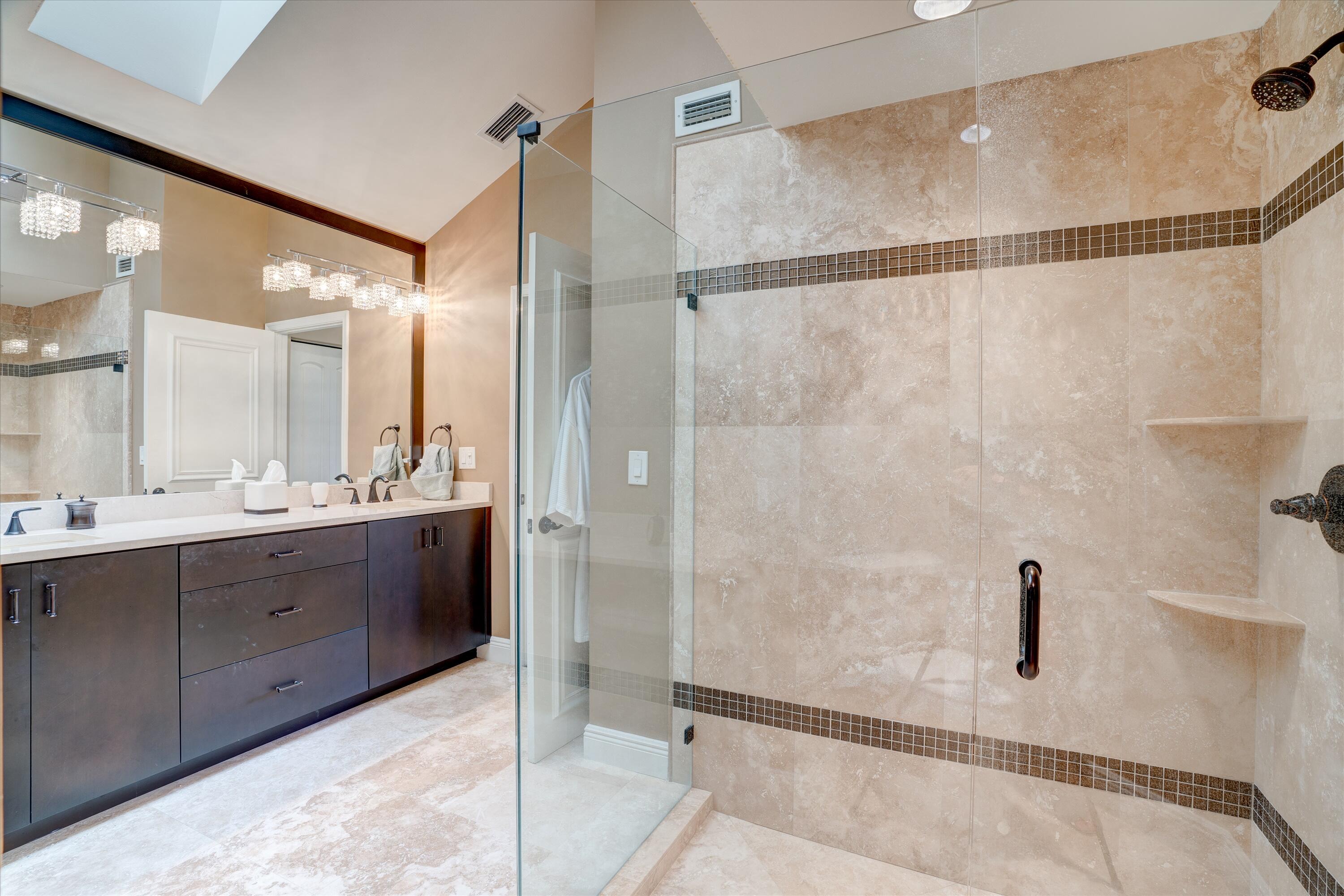17496 Vía Capri Boca Raton, FL 33496 - Photo 14 of 22 Main Bathrooom