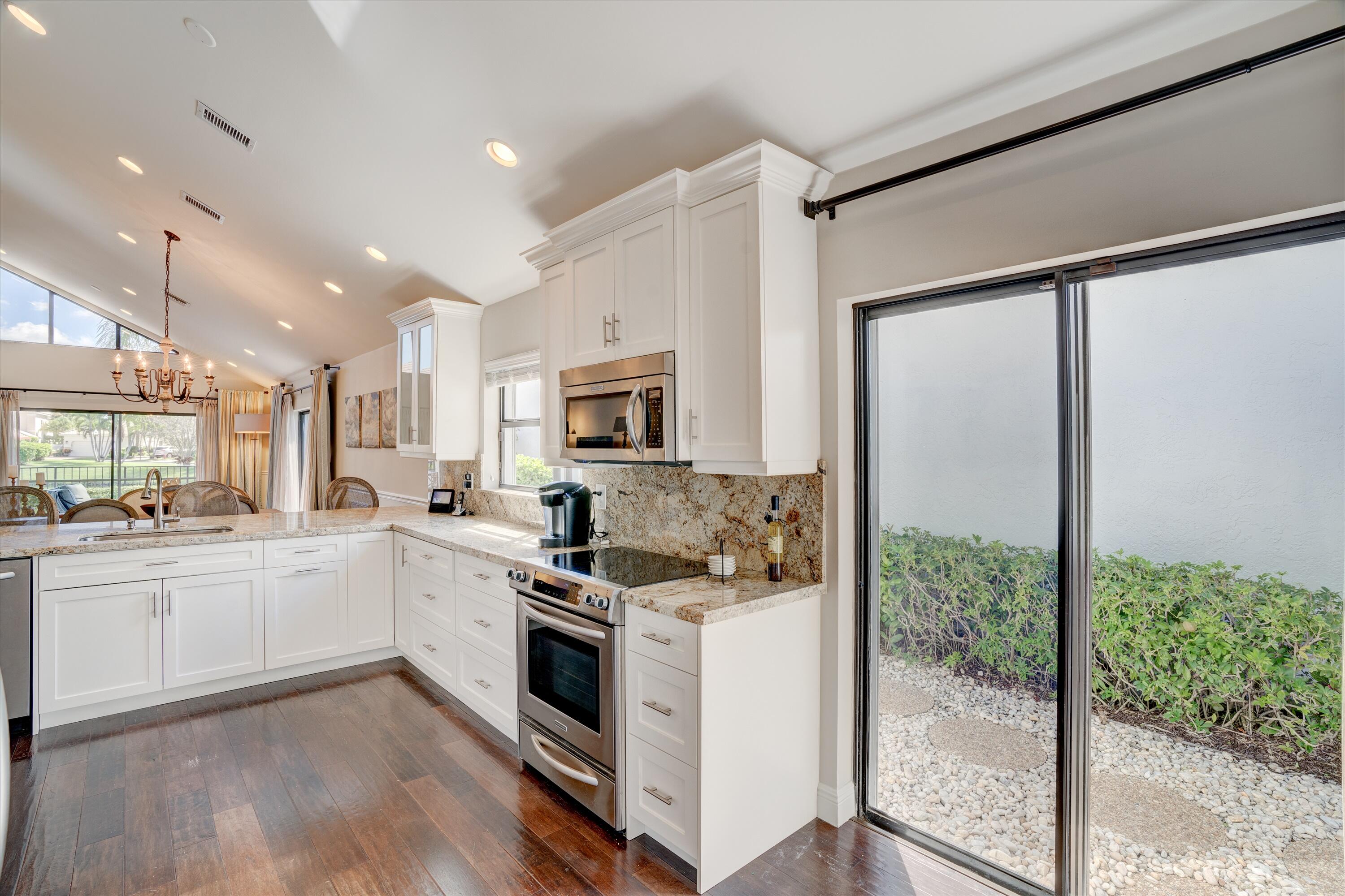 17496 Vía Capri Boca Raton, FL 33496 - Photo 5 of 22 Kitchen