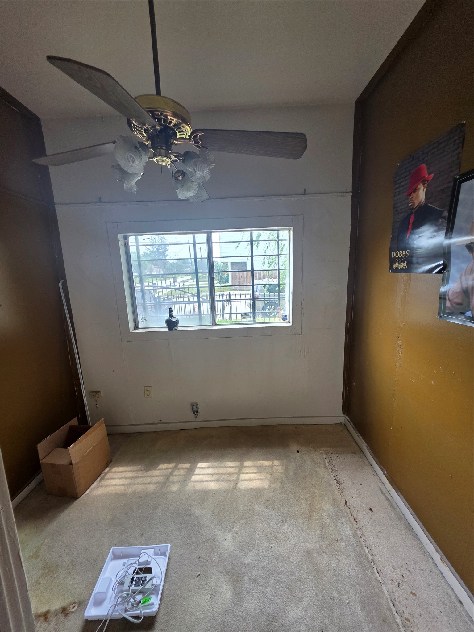 7106 Tierwester Street Houston, TX 77021 - Photo 4 of 11 en empty room with windows and ceiling fan