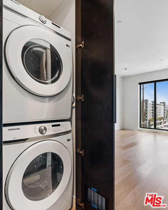 10700 Tabor Street, Unit 204 Los Angeles, CA 90034 - Photo 8 of 25 a utility room with dryer and washer