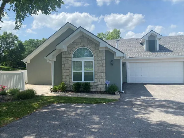 $340,000 | 7213 Meadow View Street, Shawnee, KS 66227