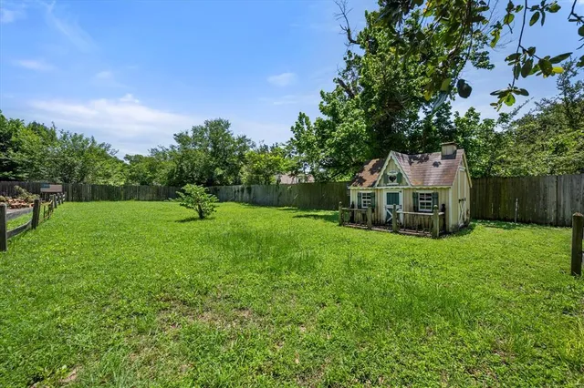 a view of a house with backyard and garden