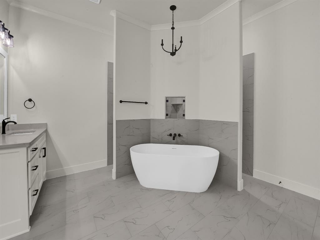 305 Wrangler Court Weatherford, TX 76088 - Photo 23 of 32 a spacious bathroom with a tub sink and mirror