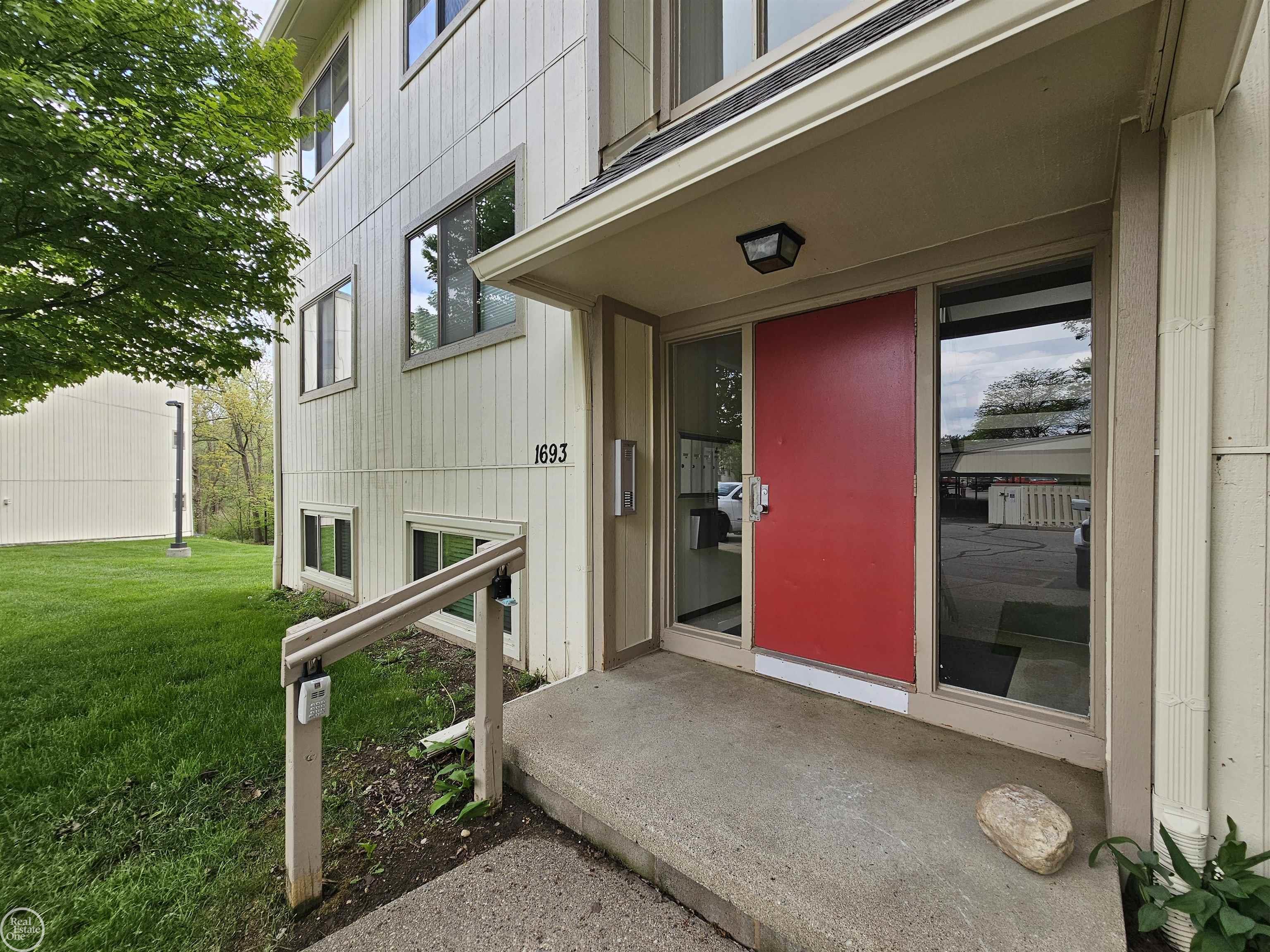 1693 Riverside Drive, Unit 6 Rochester Hills, MI 48309 - Photo 4 of 30