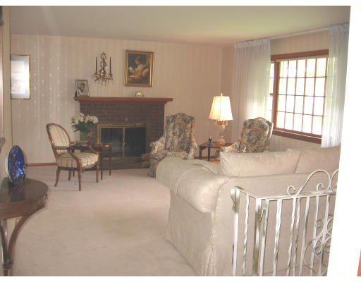 8 Hemlock Road Andover, MA 01810 - Photo 3 of 11 Gallery Image 3