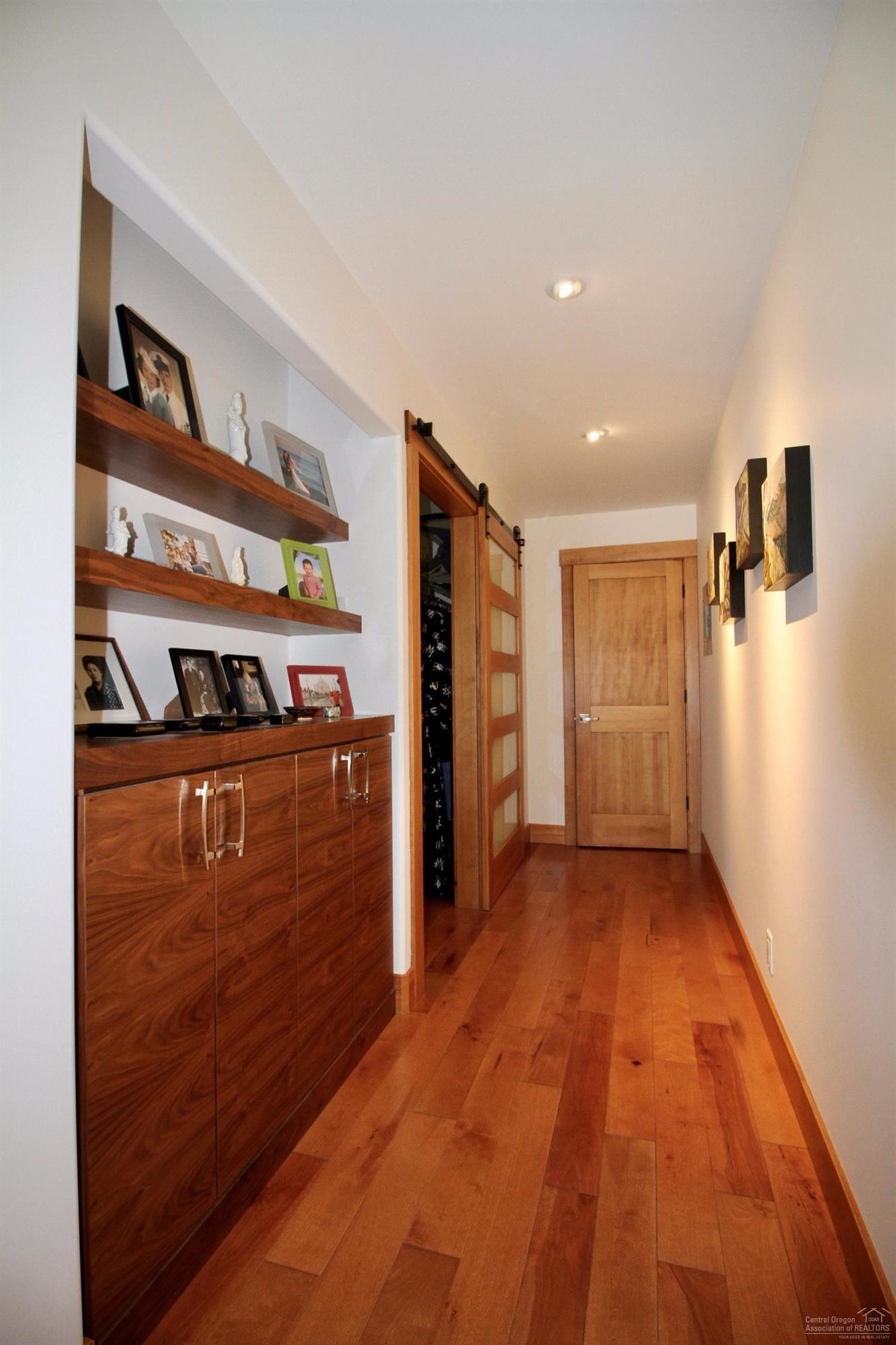 15740 Trapper Point Road Sisters, OR 97759 - Photo 12 of 23 Hallway to Master Bedroom Closet.