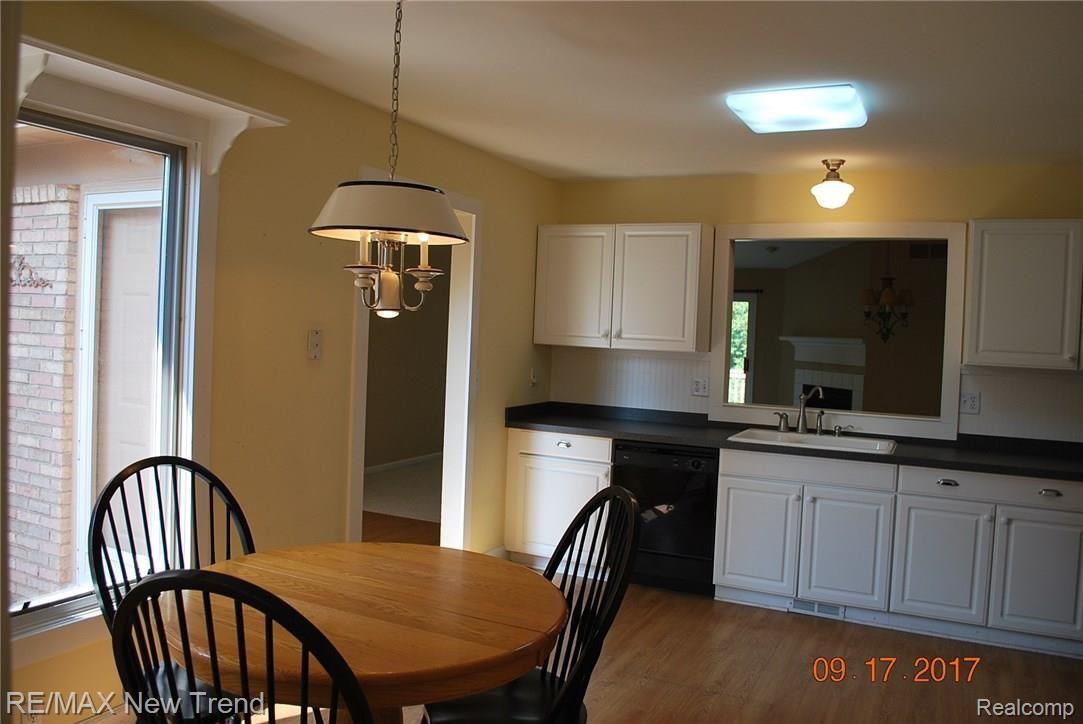 21680 River Ridge Trail, Unit 197 Farmington, MI 48335 - Photo 5 of 17 EAT IN KITCHEN