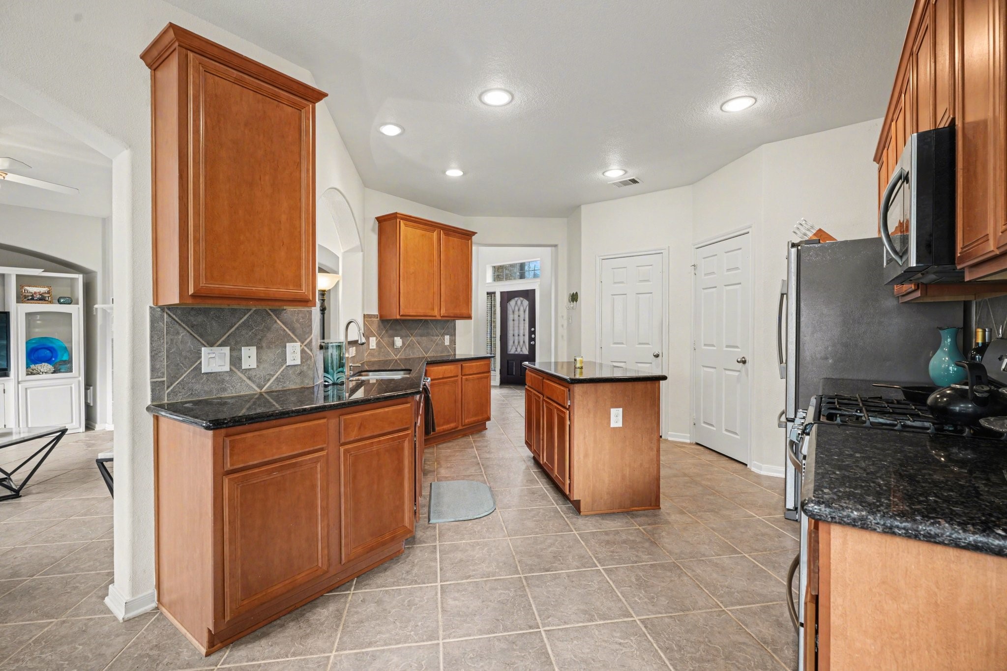806 Dawn Ridge Way Seabrook, TX 77586 - Photo 10 of 39 a kitchen with stainless steel appliances granite countertop a refrigerator a stove and a sink