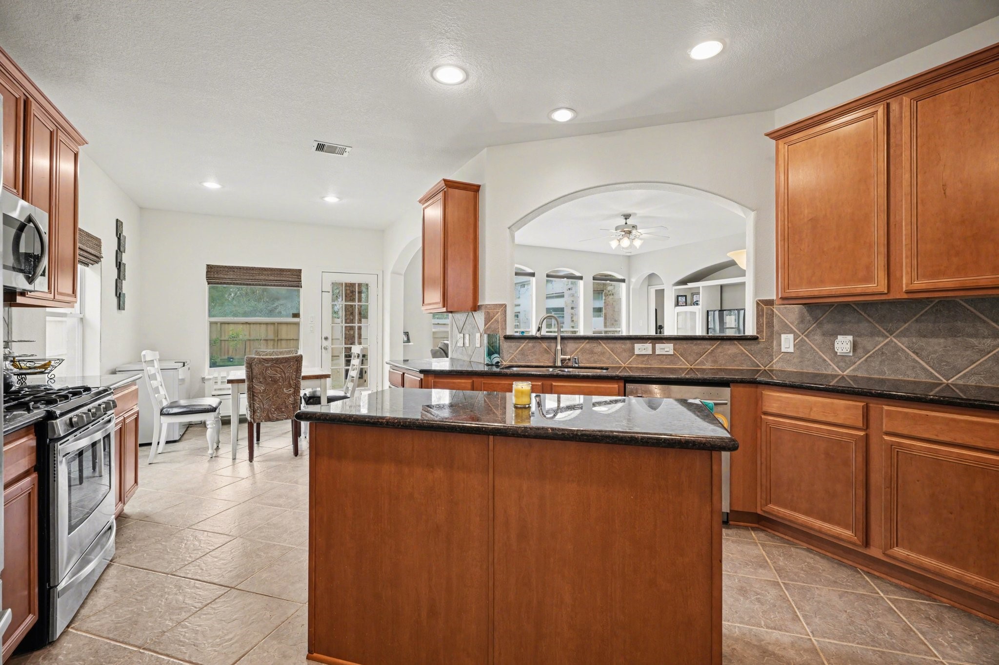 806 Dawn Ridge Way Seabrook, TX 77586 - Photo 13 of 39 a kitchen with lots of counter top space