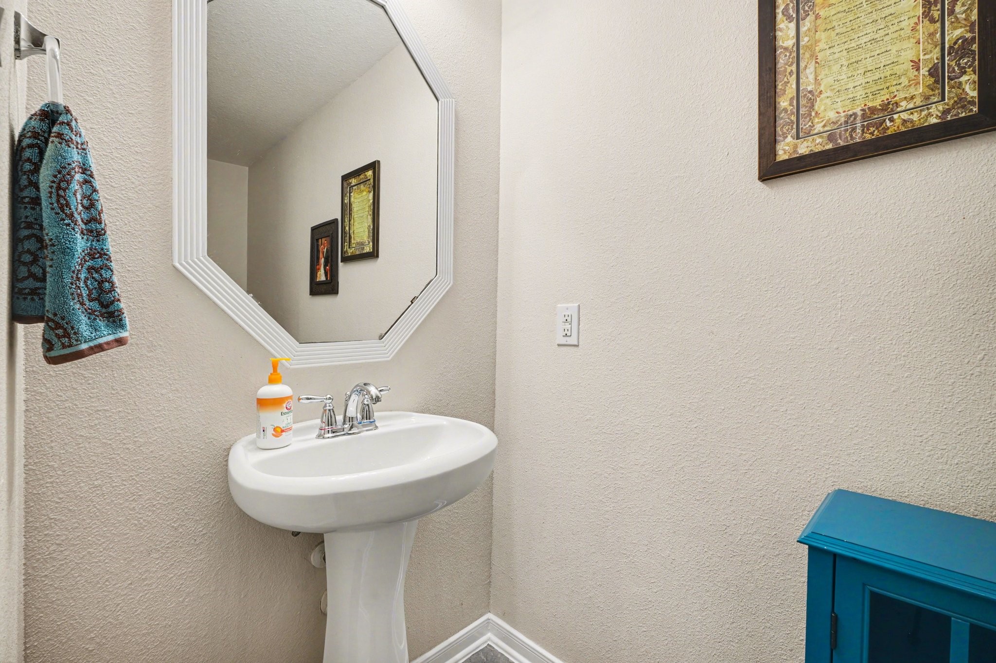 806 Dawn Ridge Way Seabrook, TX 77586 - Photo 20 of 39 a bathroom with a sink and a mirror
