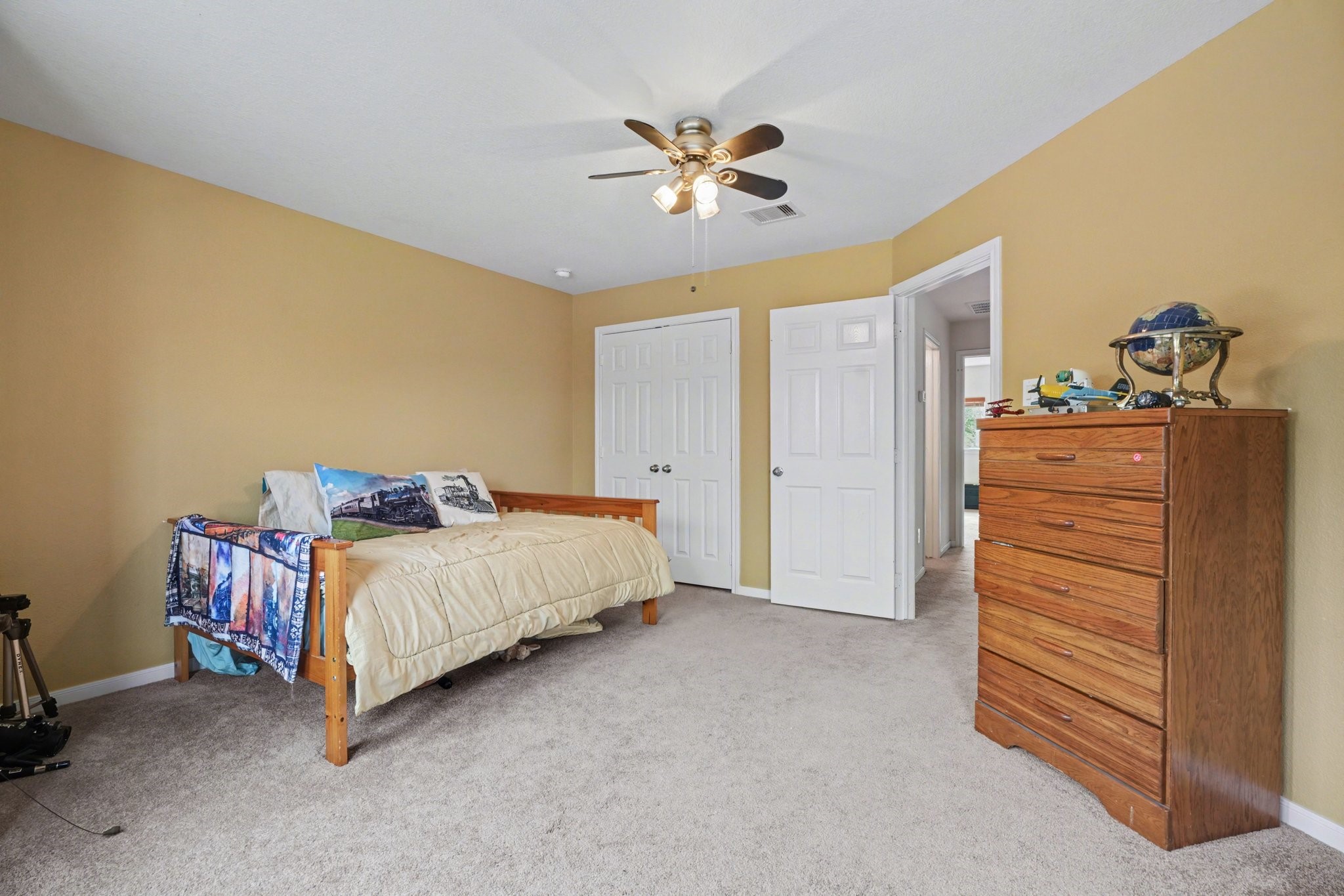 806 Dawn Ridge Way Seabrook, TX 77586 - Photo 25 of 39 a bedroom with a bed and a chandelier
