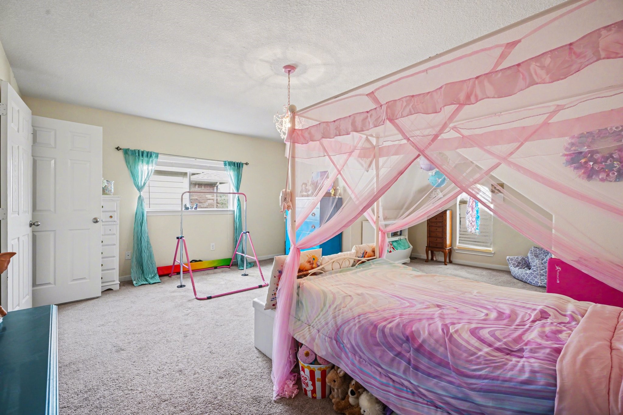 806 Dawn Ridge Way Seabrook, TX 77586 - Photo 31 of 39 a bedroom with a bed and a chandelier