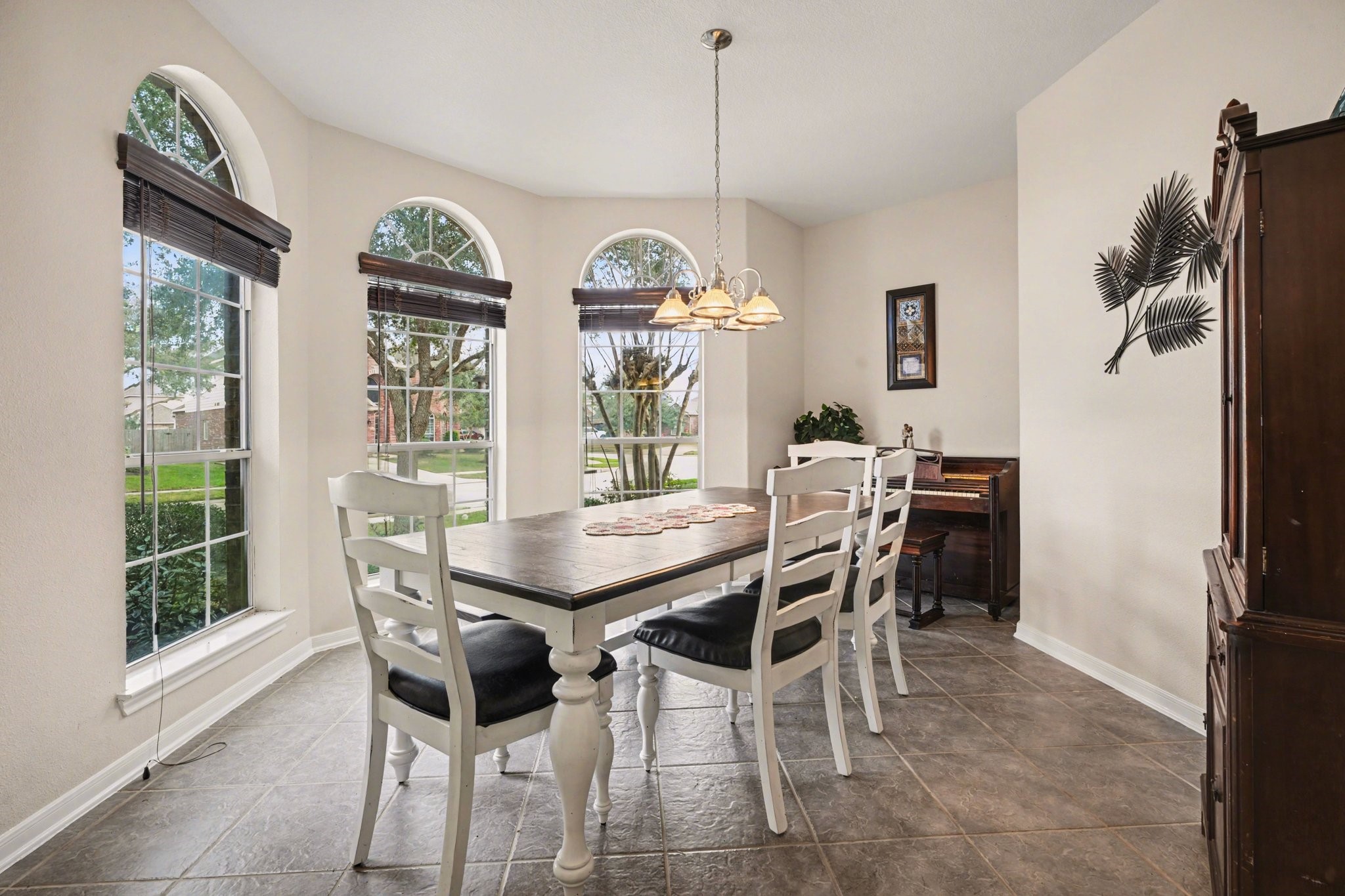 806 Dawn Ridge Way Seabrook, TX 77586 - Photo 5 of 39 a view of a dining room with furniture window and outside view