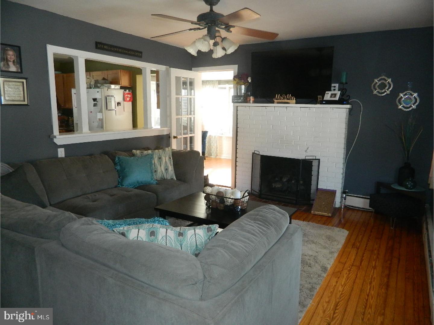 733 3rd Street Riverside, NJ 08075 - Photo 4 of 22 Living Room