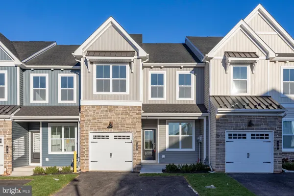 a view of outdoor space yard and front view of a house