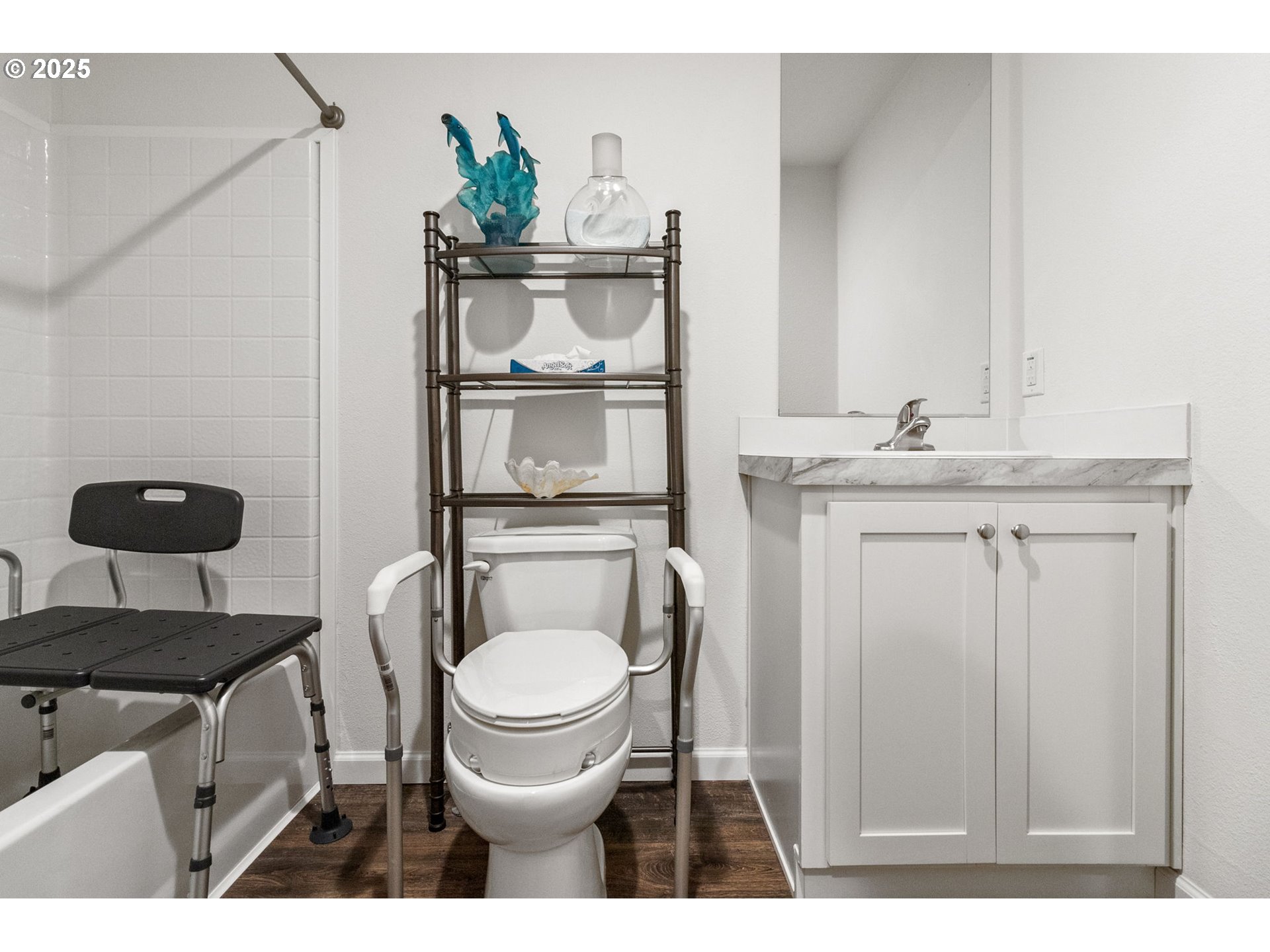 5335 Main Street, Unit 187 Springfield, OR 97478 - Photo 22 of 39 a bathroom with a toilet a sink and mirror