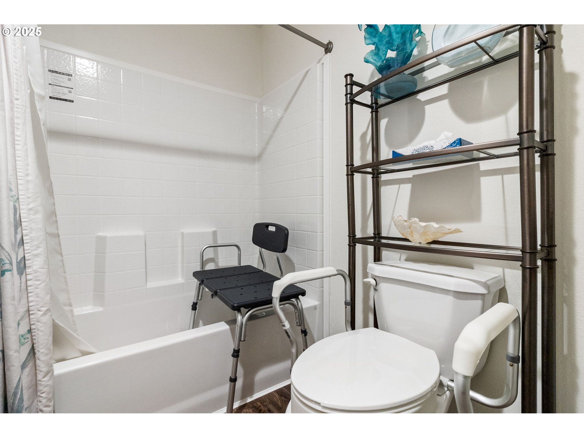 5335 Main Street, Unit 187 Springfield, OR 97478 - Photo 23 of 39 a bathroom with a toilet a sink and a bathtub