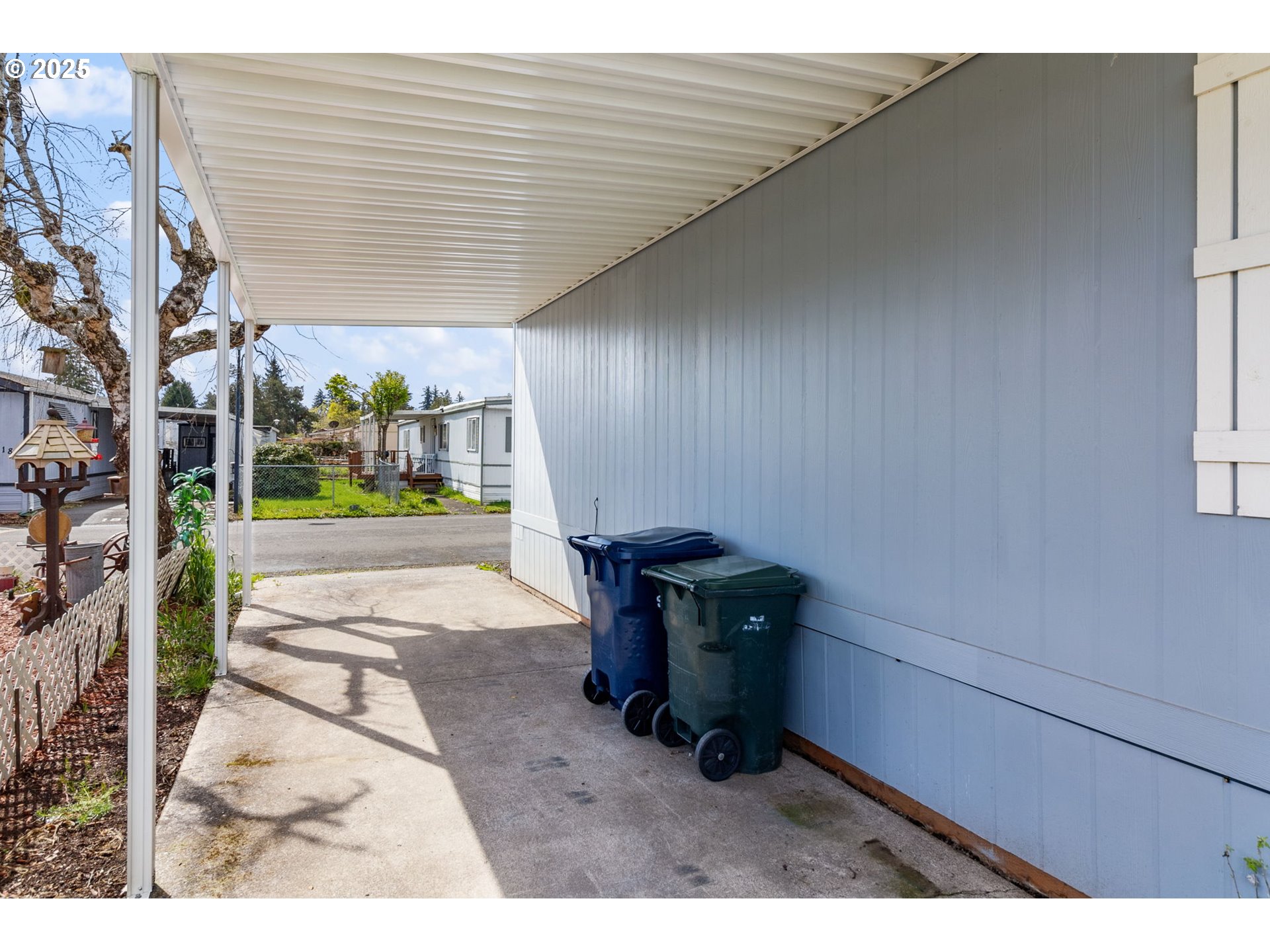 5335 Main Street, Unit 187 Springfield, OR 97478 - Photo 29 of 39 a living room with furniture
