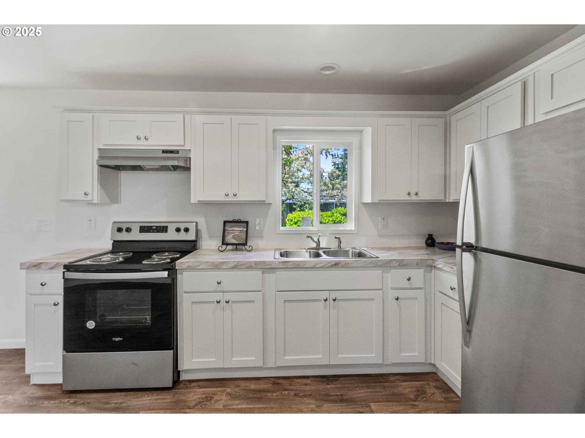 5335 Main Street, Unit 187 Springfield, OR 97478 - Photo 5 of 39 a kitchen with a stove a refrigerator and a sink