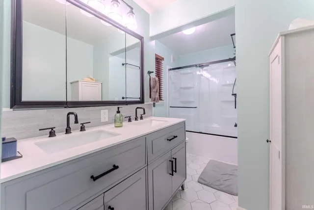 $190,000 | 2 South Colonial Park Drive, Marion, IN 46953