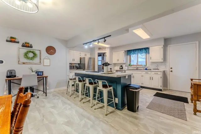 $190,000 | 2 South Colonial Park Drive, Marion, IN 46953