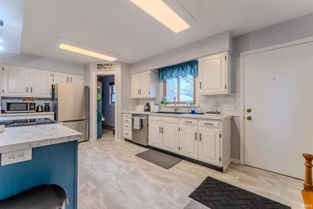 $190,000 | 2 South Colonial Park Drive, Marion, IN 46953