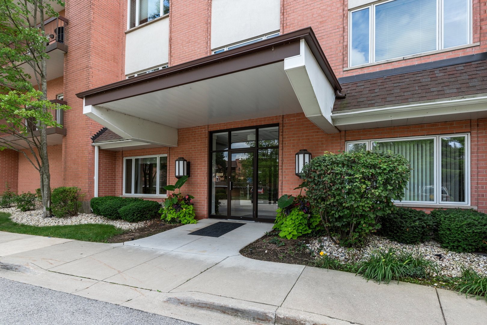 211 Rivershire Lane, Unit 501 Lincolnshire, IL 60069 - Photo 1 of 17 a front view of a house with garden