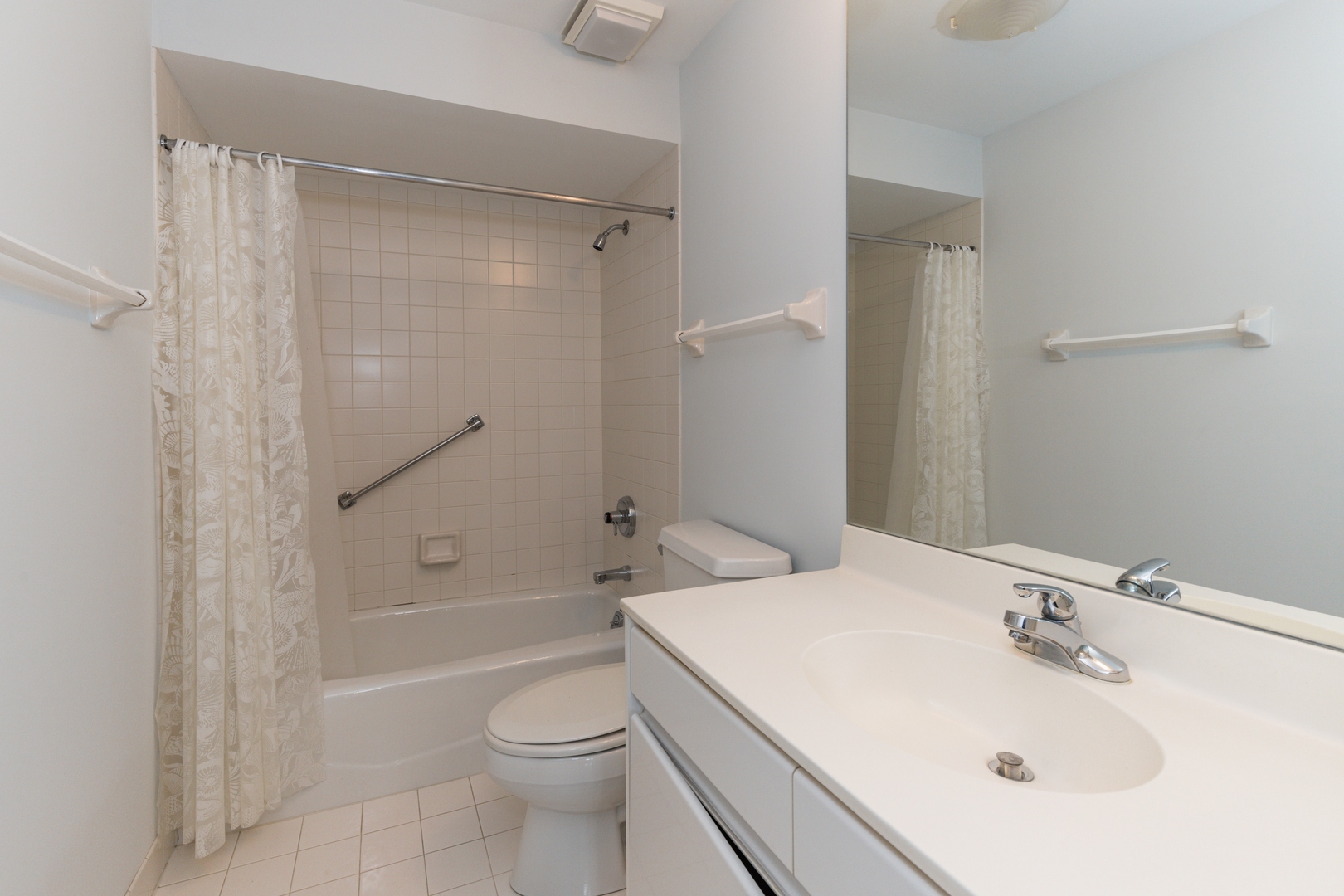 211 Rivershire Lane, Unit 501 Lincolnshire, IL 60069 - Photo 11 of 17 a bathroom with a sink toilet and shower