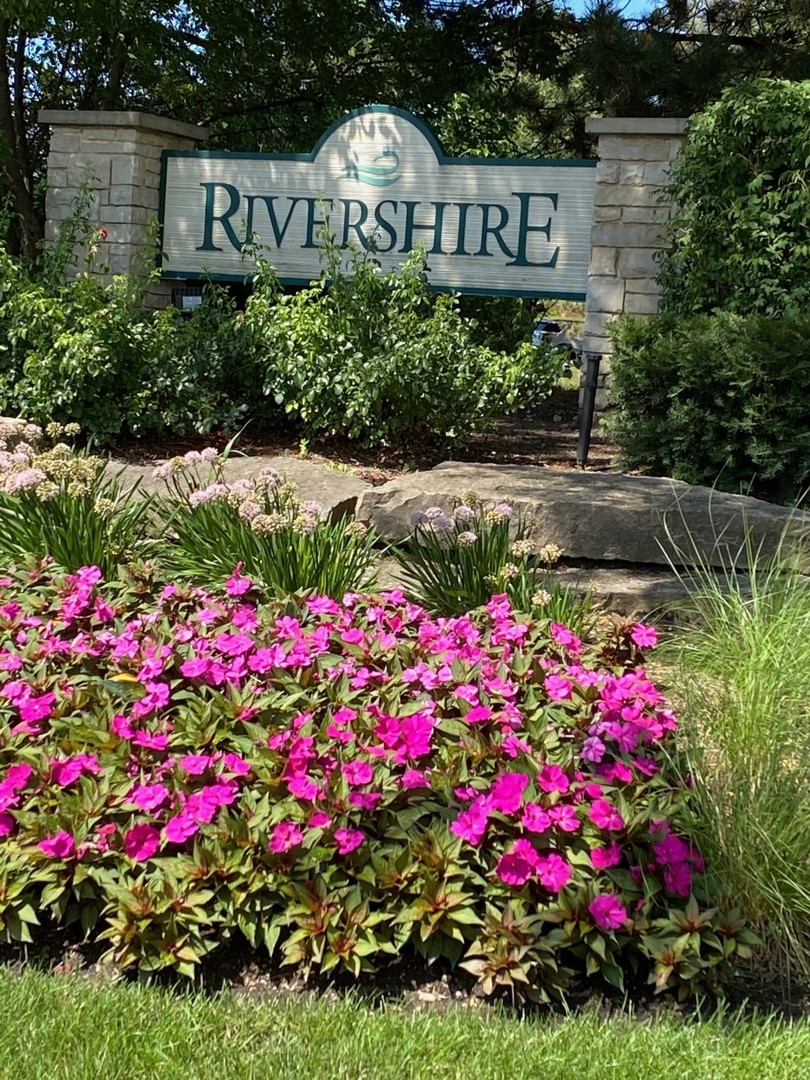 211 Rivershire Lane, Unit 501 Lincolnshire, IL 60069 - Photo 14 of 17 a street sign and flowers