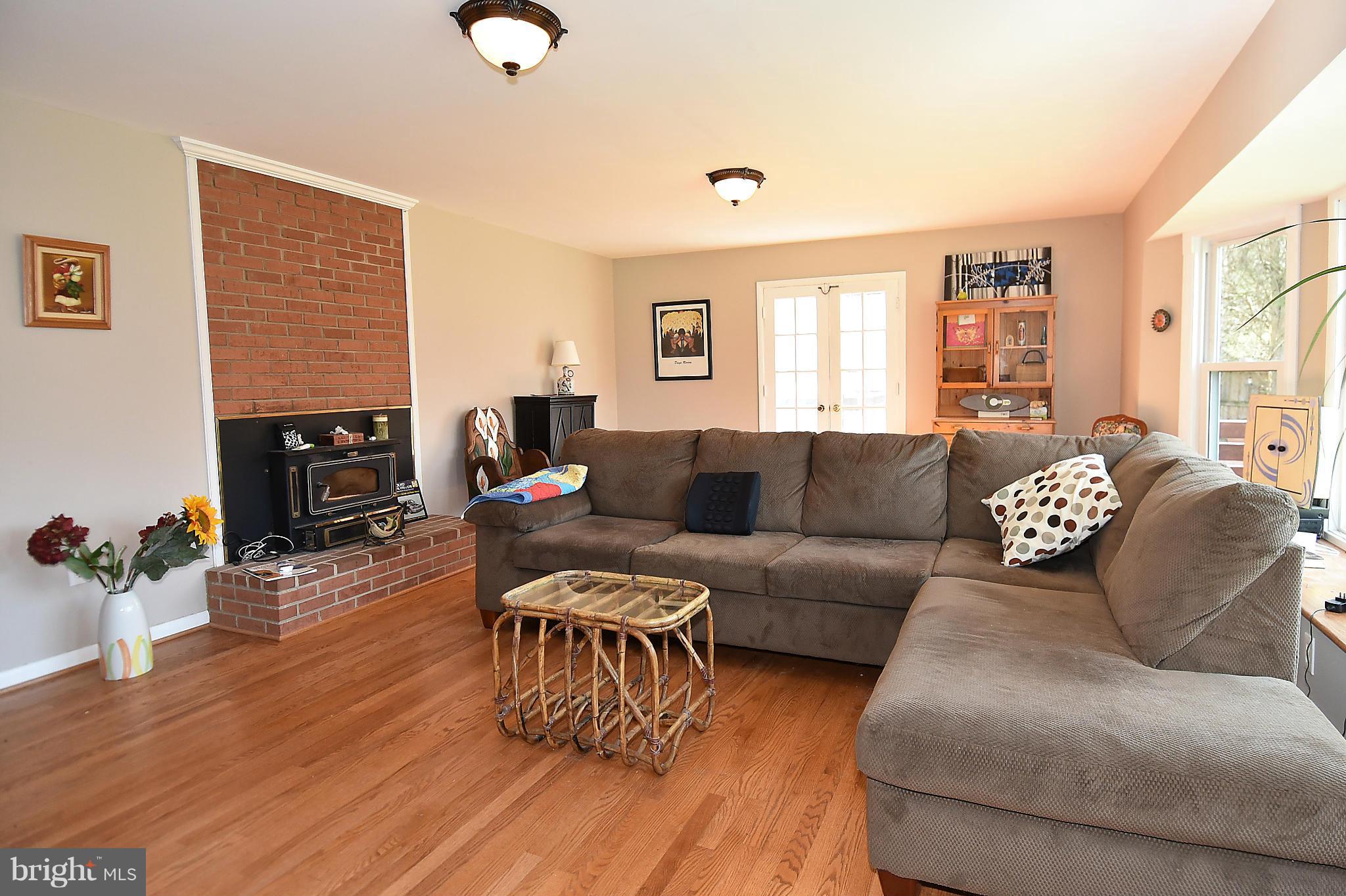21010 Goshen Road Gaithersburg, MD 20882 - Photo 13 of 30 Living Room